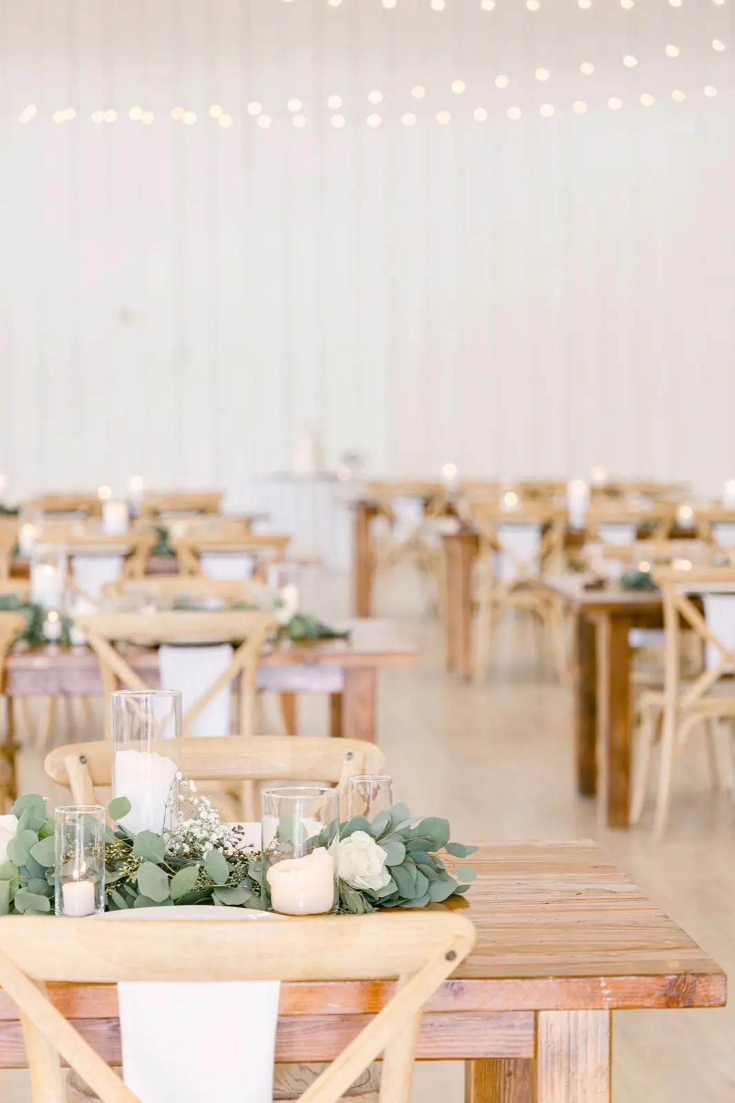 Reception floral detail inside the barn at The Grand Ivory.