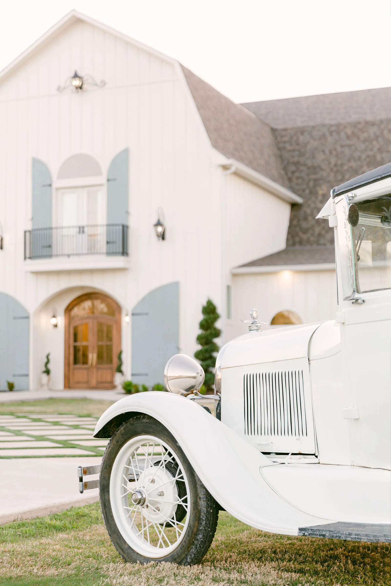 Vertical detail of the vintage car in front of the main building.